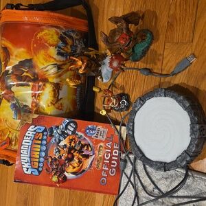 Skylanders Giants Bag, Official Guide, Wii portal, And 3 Figures